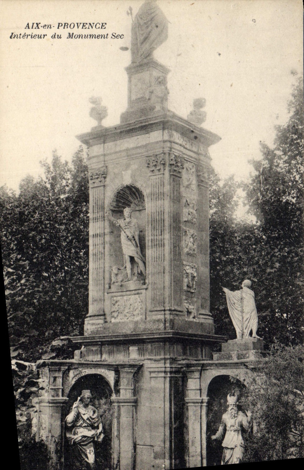 CPA Aix en Provence Interieur du Monument Sec 