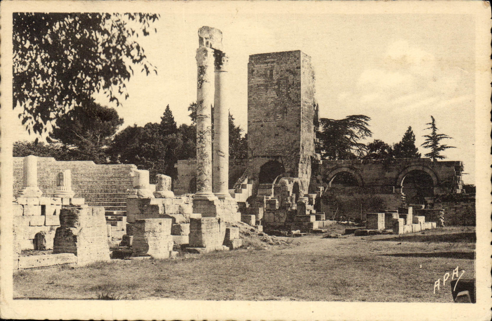 CPA Arles Theatre Antique et Colonnes Corinthiennes 