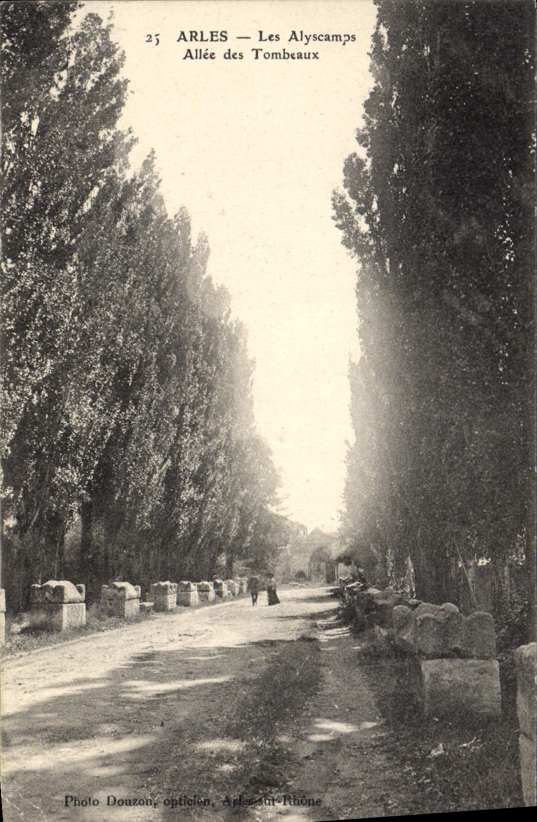 CPA Arles Les Alyscamps Allee des Tombeaux