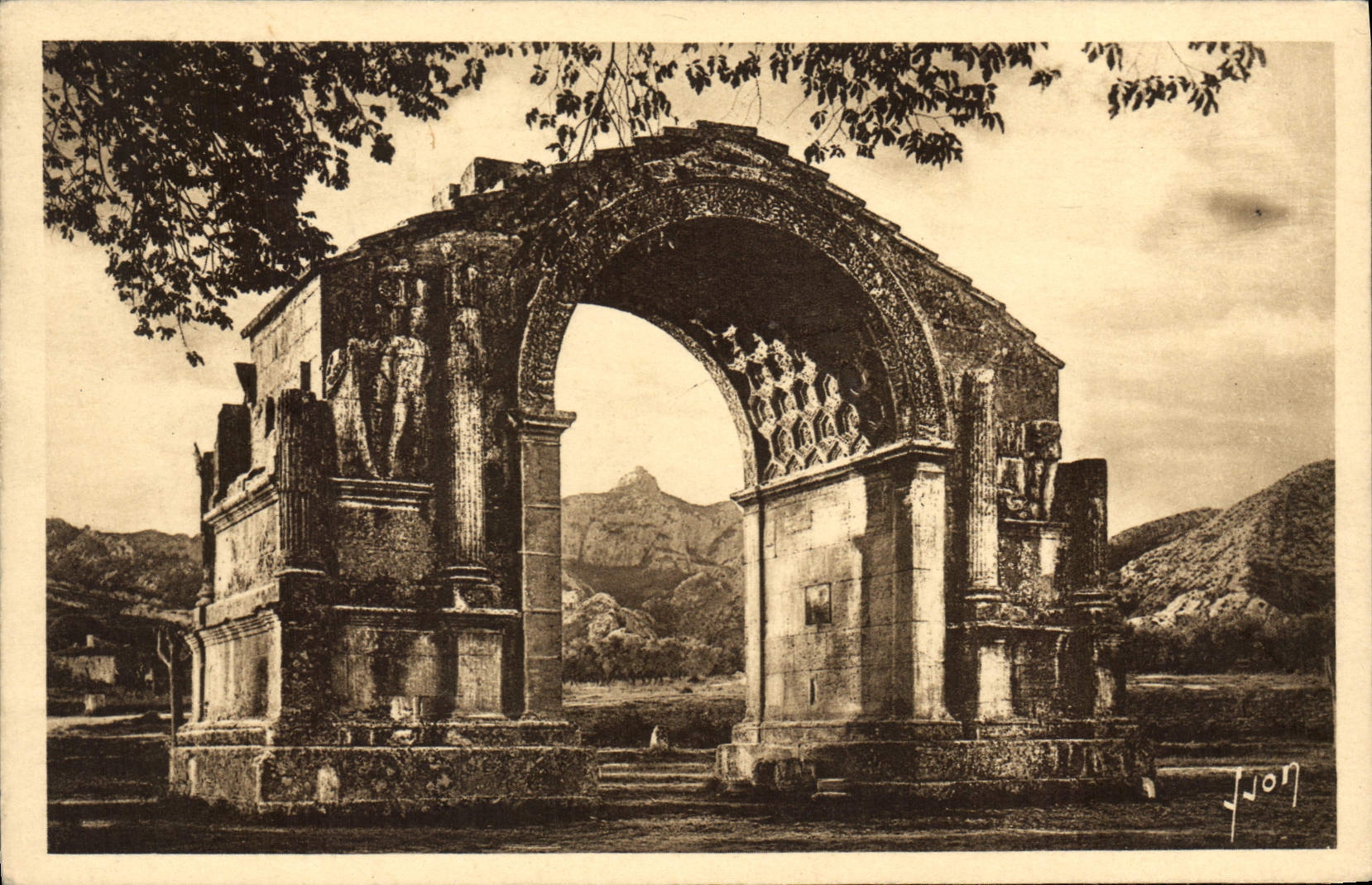 CPA Paysages et Pierres de Provence Arc de triomphe romain a Saint Remy Plateau des antiquites