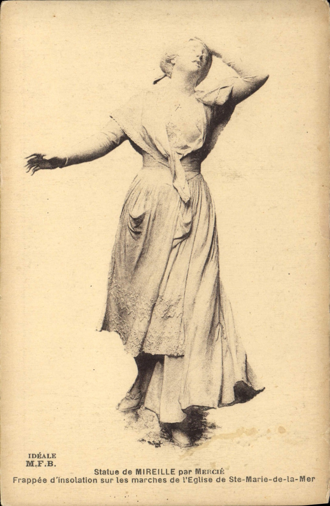 CPA Statue de Mireille par Mercie Frapee d'insolation sur les marches de l'Eglise de Ste Marie de la