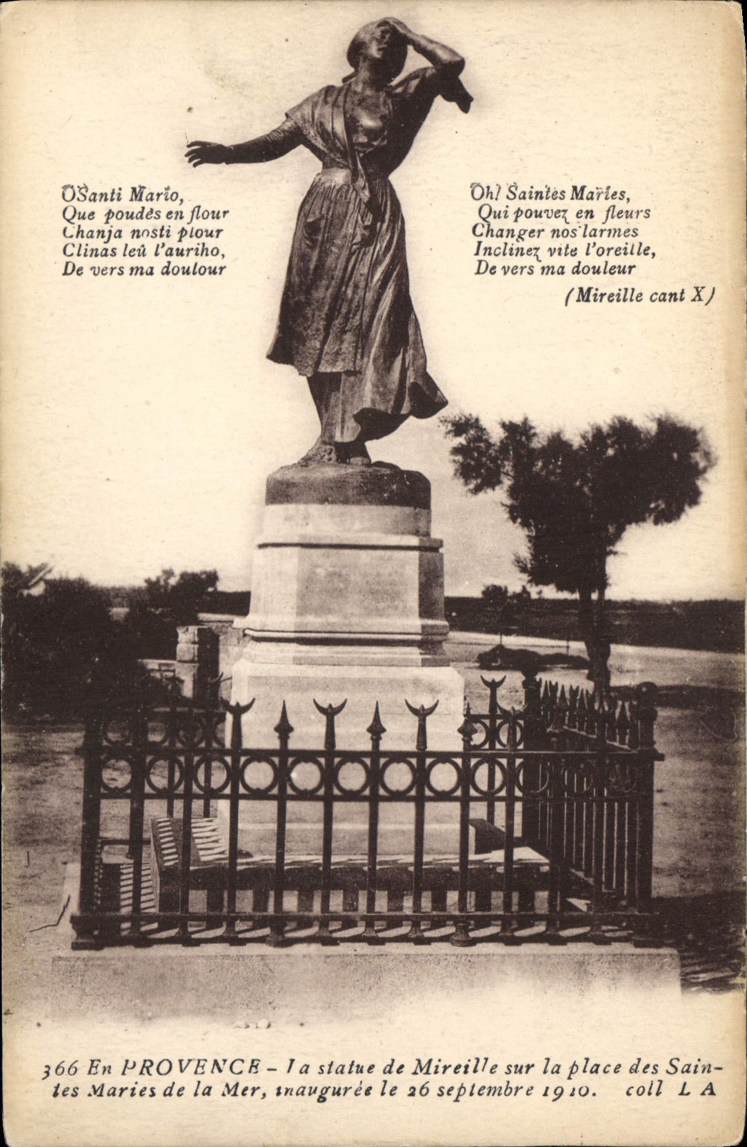 CPA En Provence La Statue de Mireille sur la place des Saintes Maries de la Mer 
