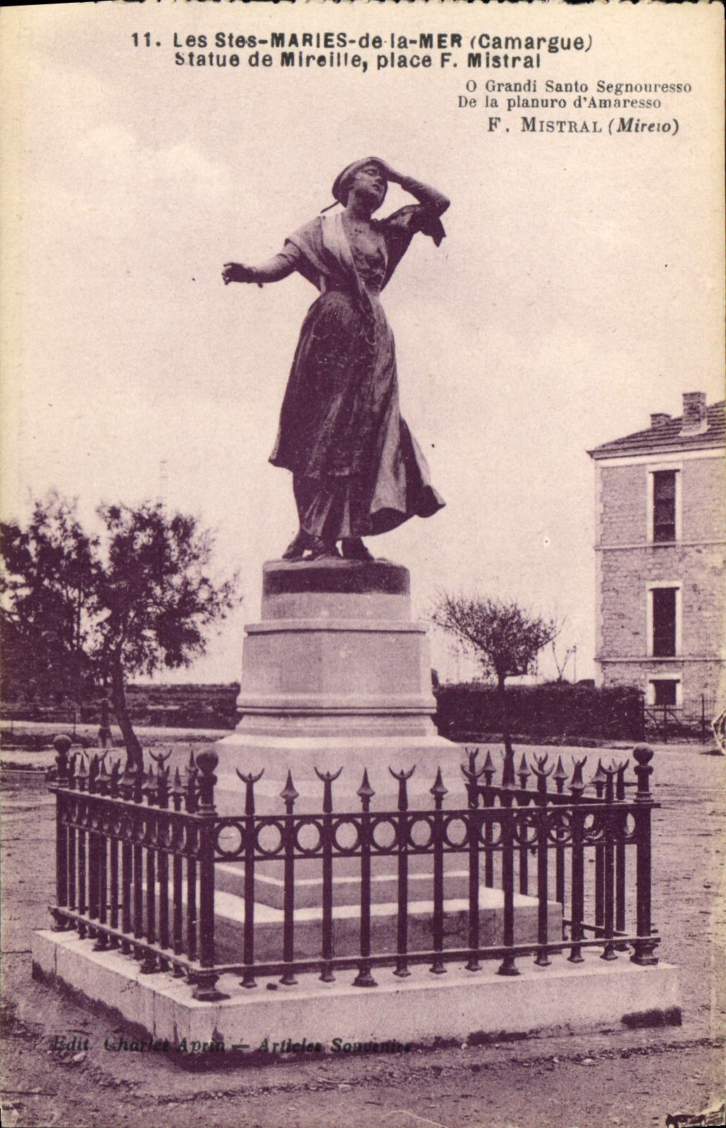 CPA Les Stes Maries de la Mer Camargue statue de Mireille place F Mistral