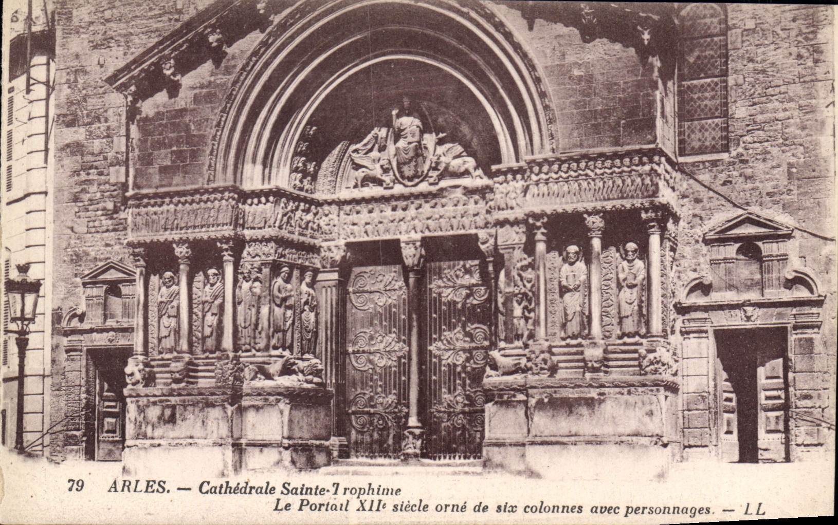 CPA Arles Cathedrale Sainte Trophime Le Portail XII siecle orne six colonnes avec personnages 