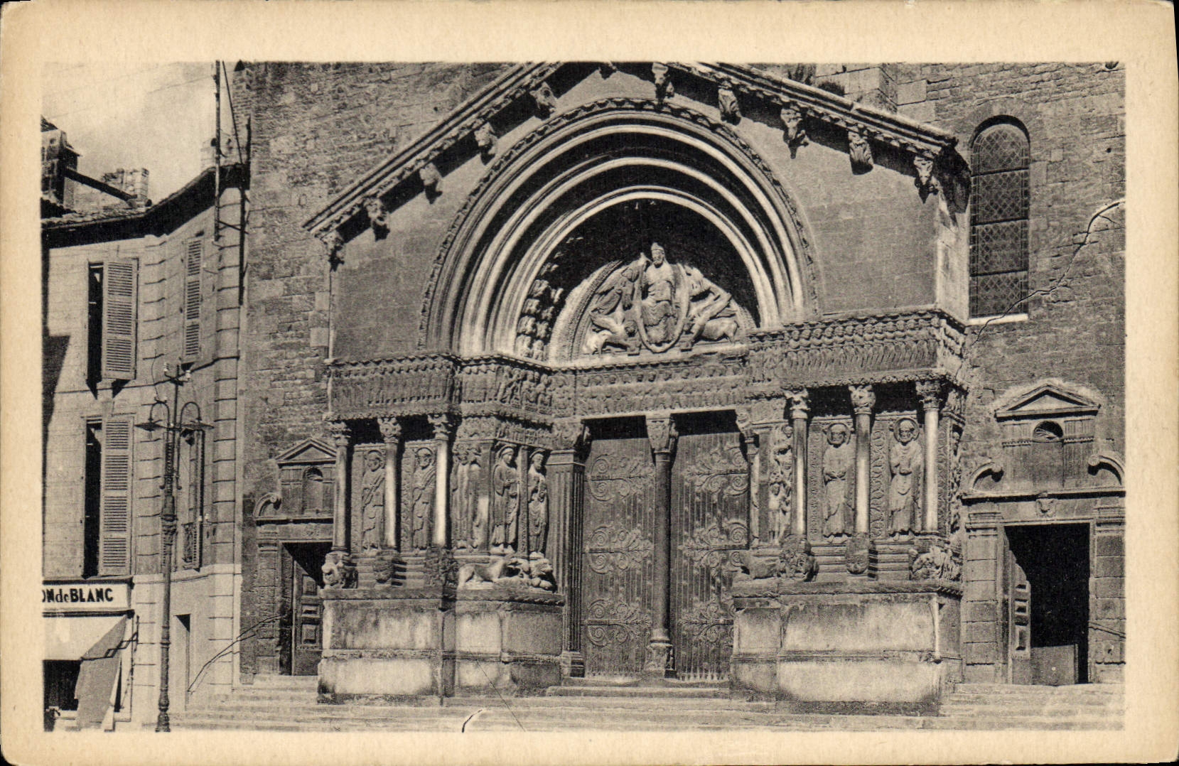 CPA Arles Facade de la Cathedrale Saint Trophime le plus bel ouvrage d'architecture romane de Proven