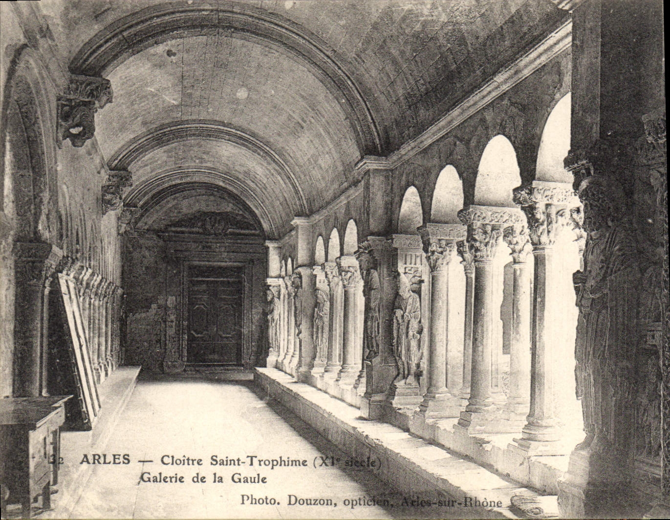 CPA Arles Cloitre St Trophime Galerie de la Gaule