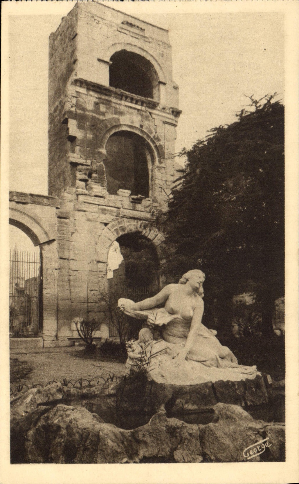 CPA Arles sur Rhone Statue de Niobee 