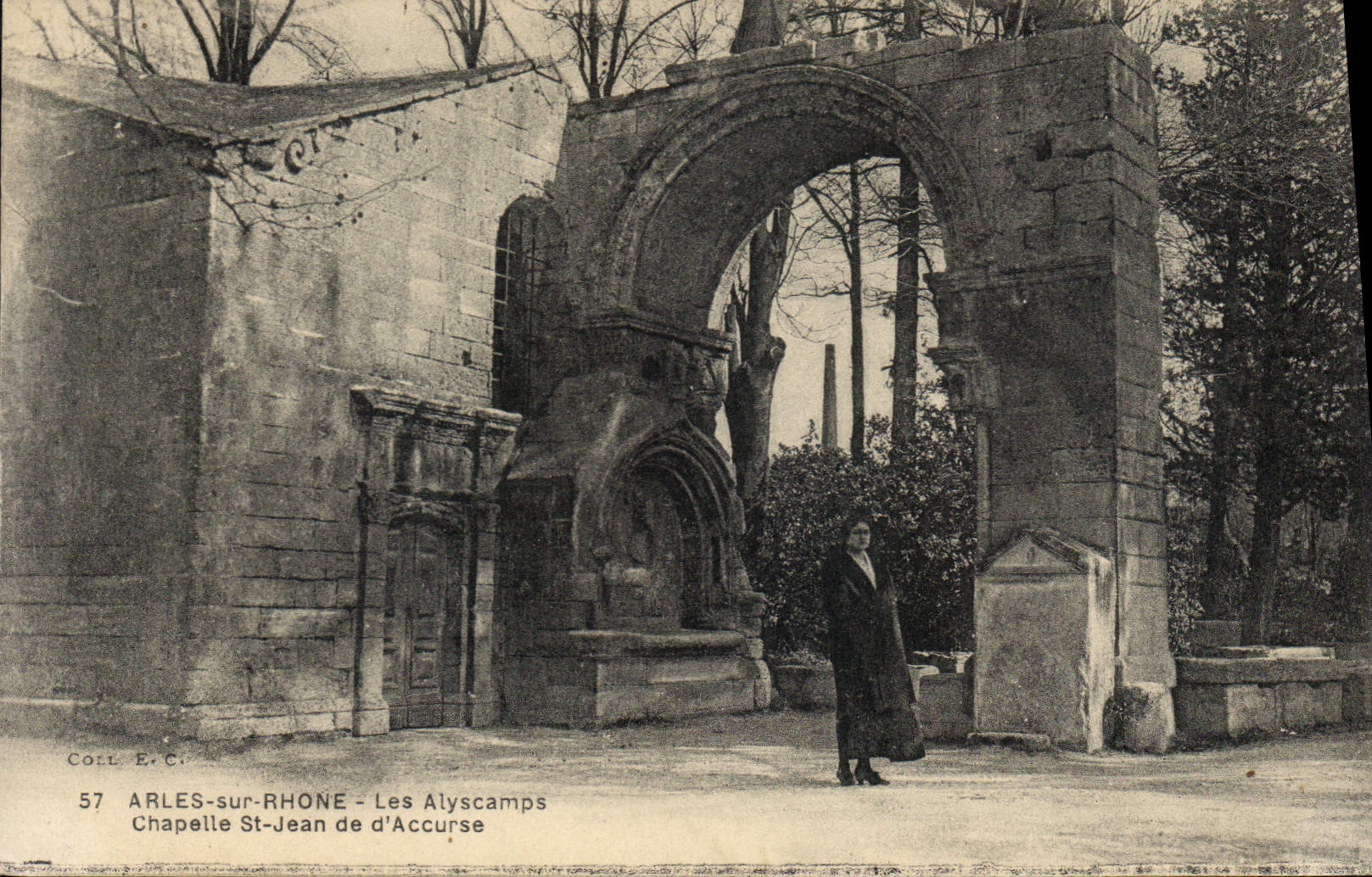 CPA Arles sur Rhone Les Alyscamps Chapelle St Jean de d'Accurse 