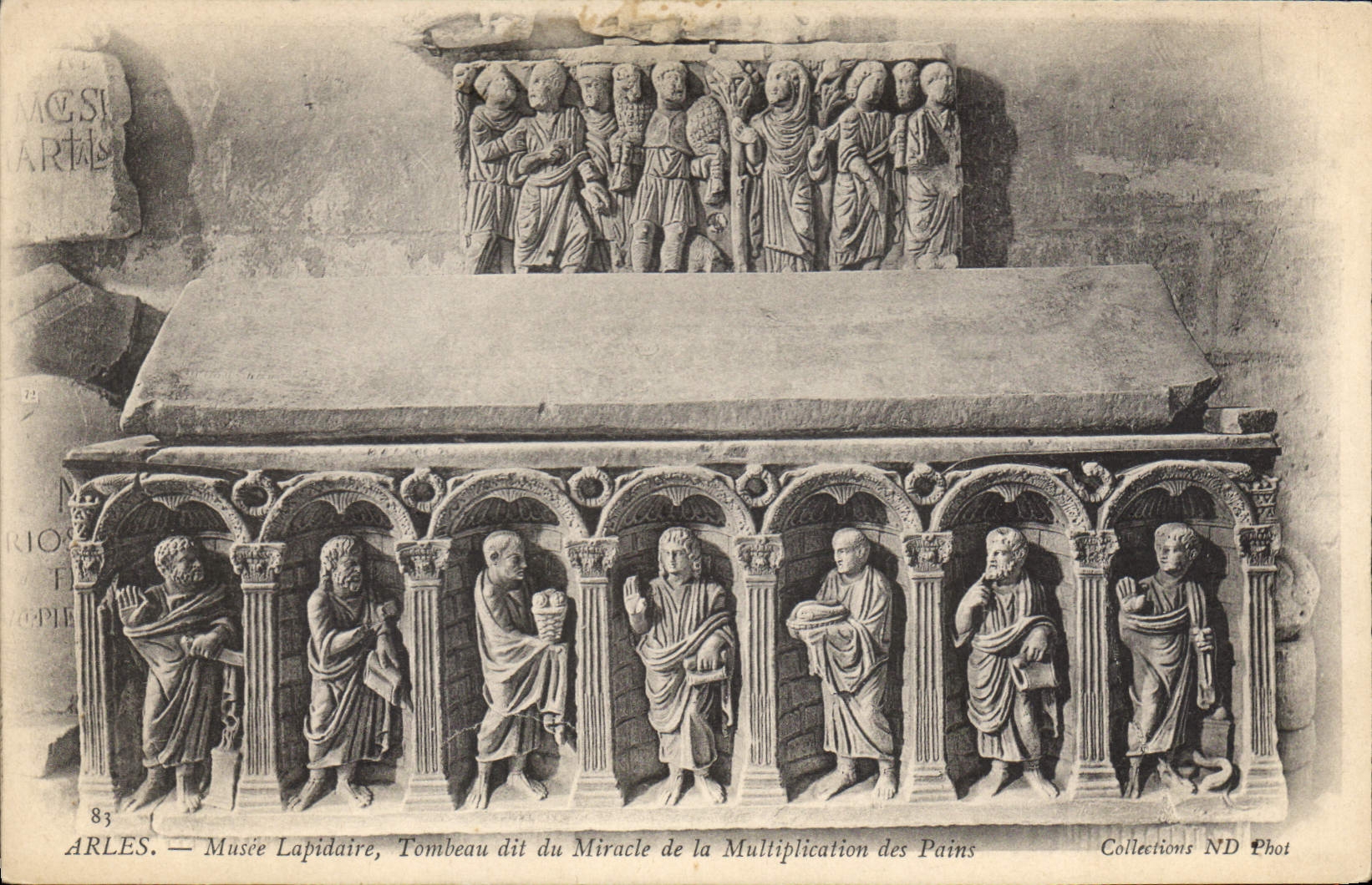 CPA Arles Musee Lapidaire Tombeau dit du Miracle de la Multiplication des Pains 