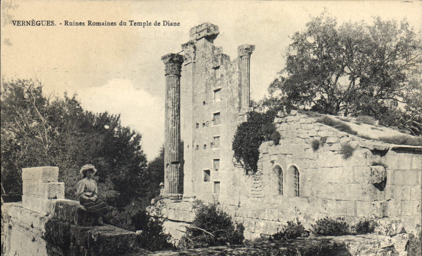 CPA Vernegues Ruines Romaines du Temple de Diane 