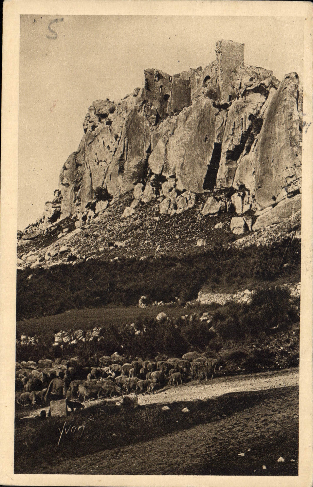 CPA Paysages et Pierres de Provence le chateau des Baux Berger Moutons