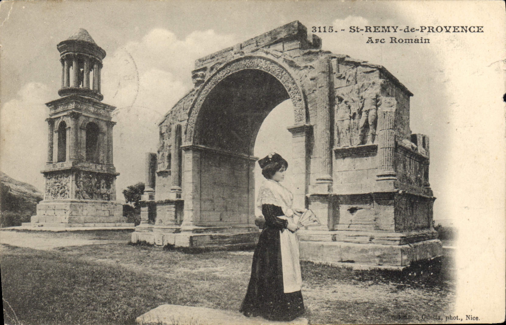 CPA St Remy de Provence Arc Romain Folklore Femme