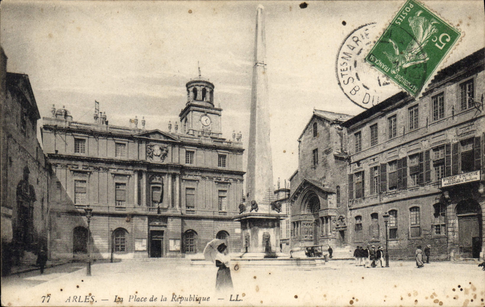 CPA Arles en place de la Republique 
