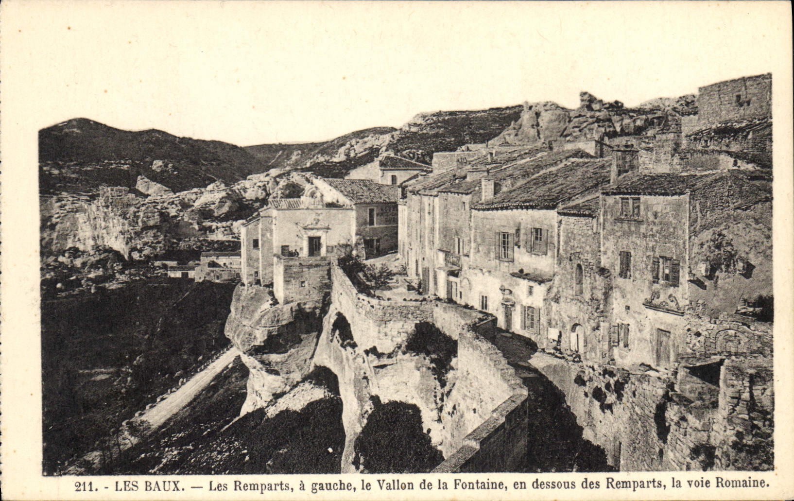 CPA Les Baux les Remparts a gauche le Vallon de la fontaine en dessous des Remparts la voie Romaine 
