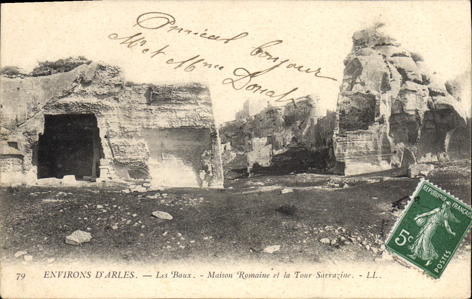 CPA Environs d'Arles les Baux maison Romaine et la tour Sarrazine