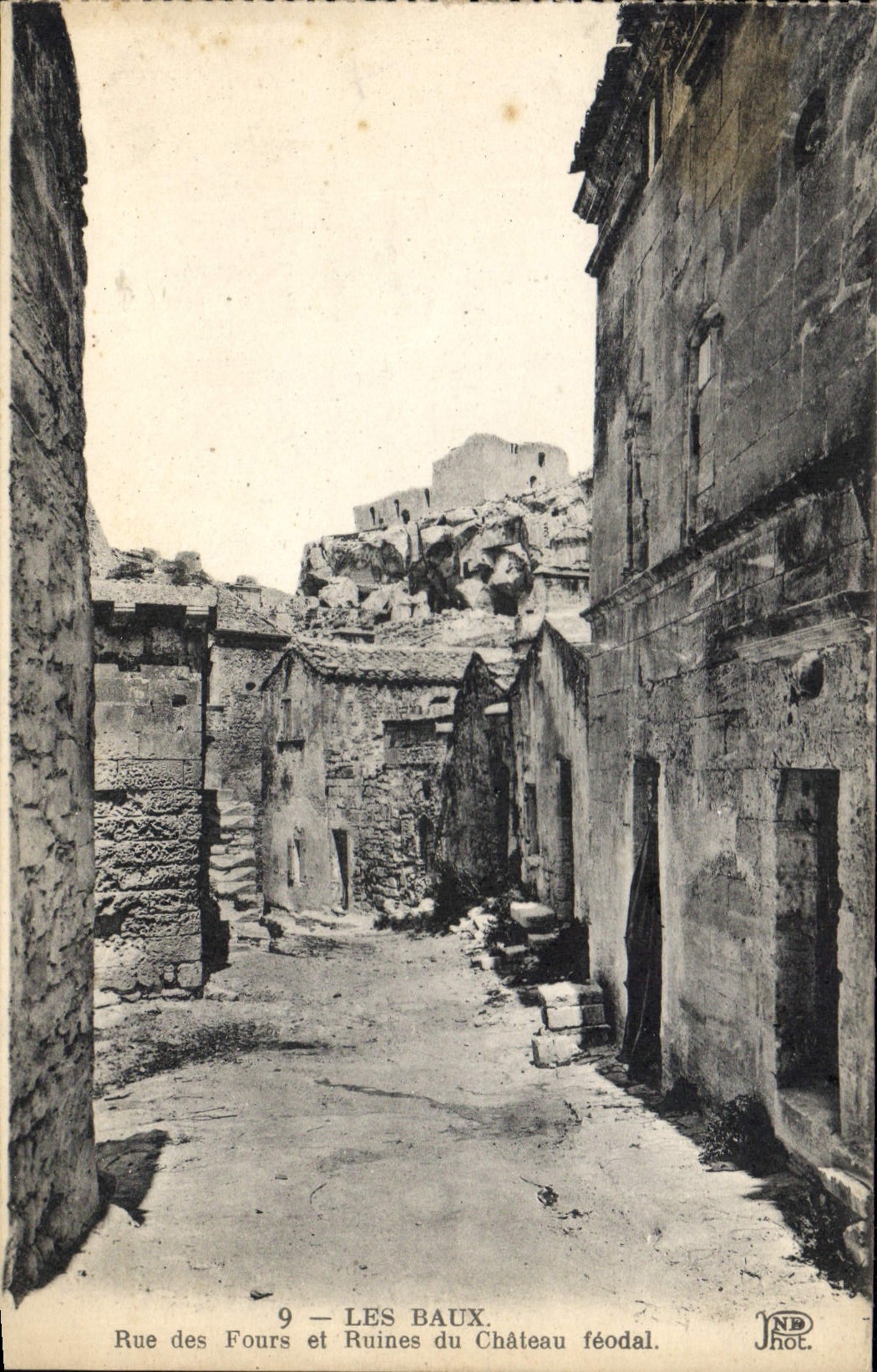 CPA Les Baux rue des Fours et Ruines du chateau Feodal 