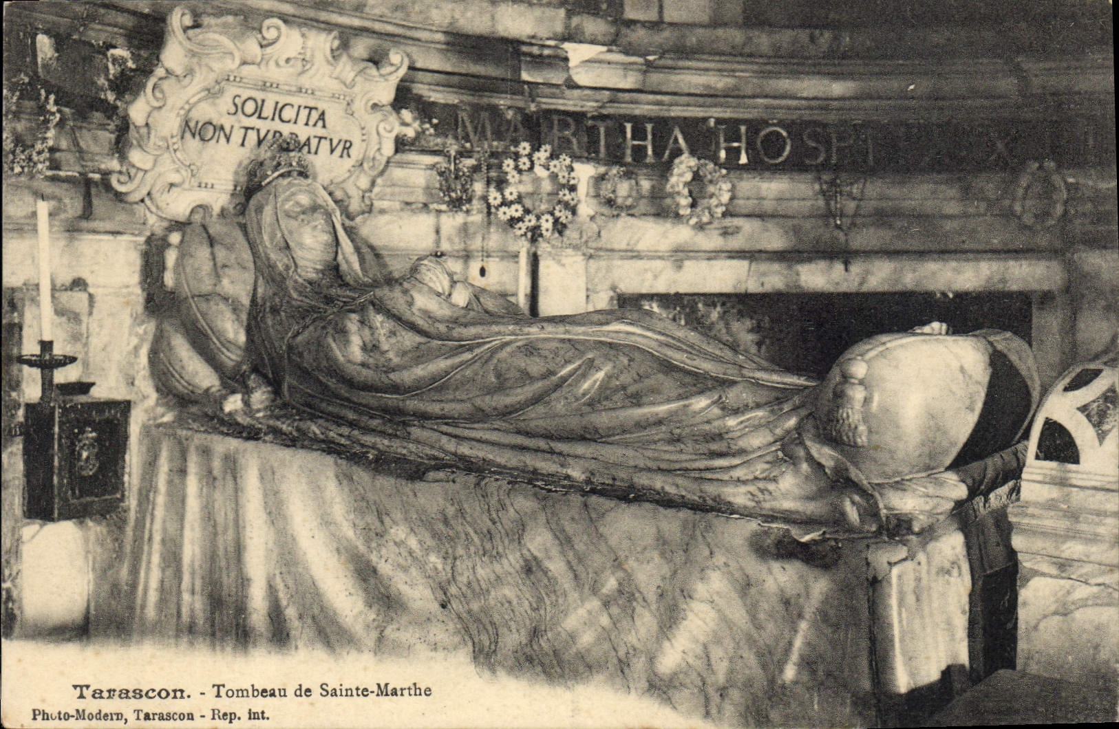 CPA Tarascon Tombeau de Sainte Marthe 