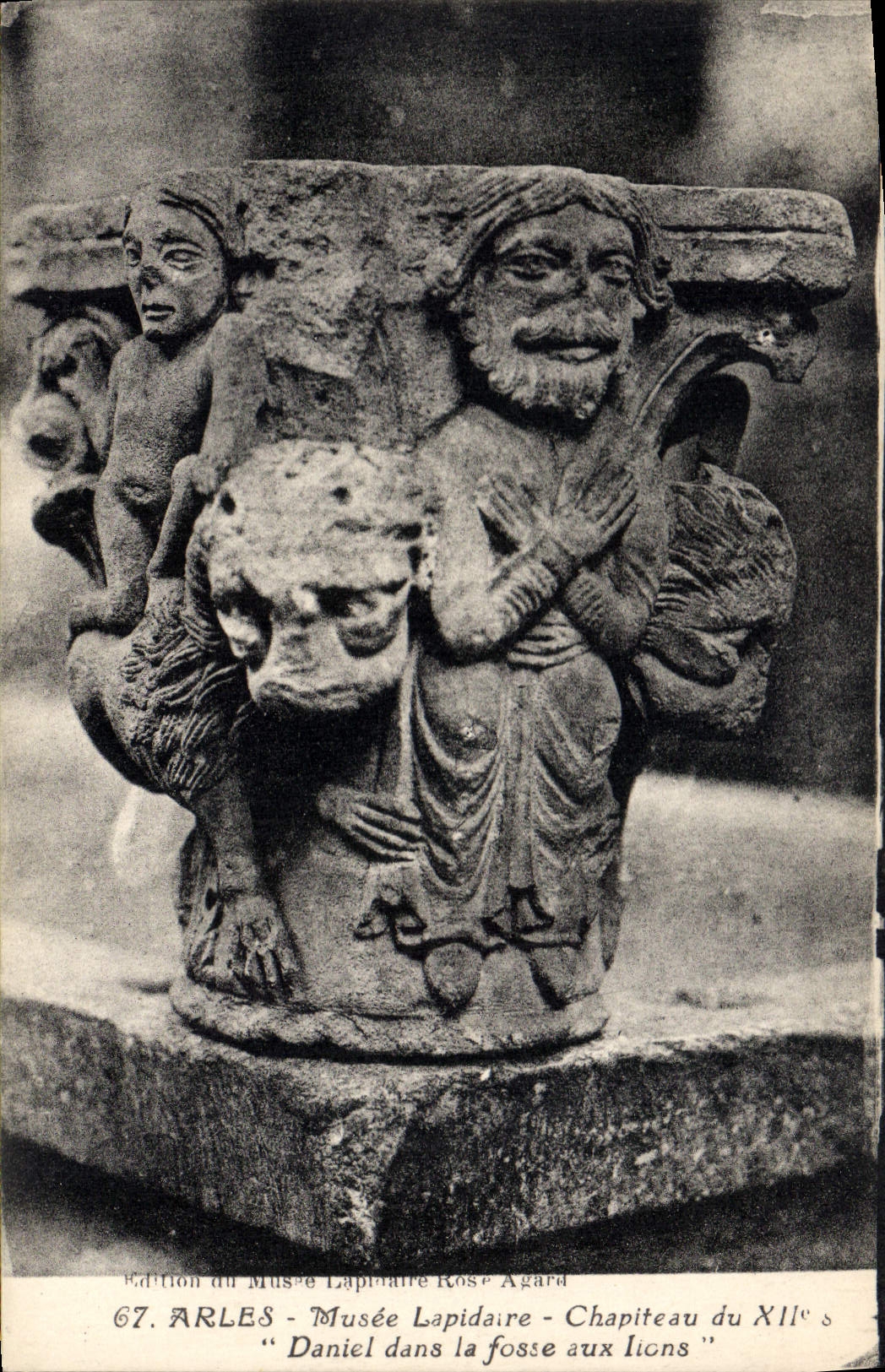 CPA Arles Musee lapidaire chapiteau du XII siecle Daniel dans la Fosse aux Lions