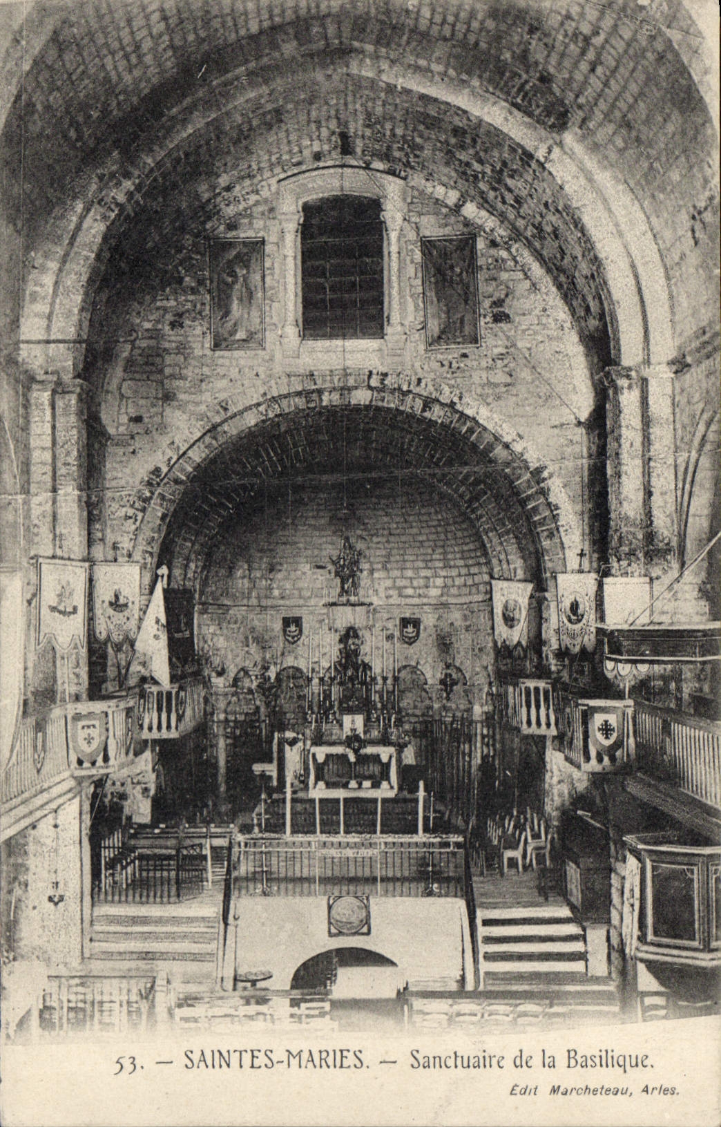 CPA Saintes Maries Sanctuaire de la Basilique 