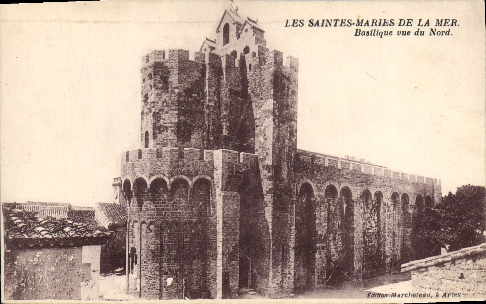 CPA Les Saintes Maries de la Mer Basilique vue du Nord 