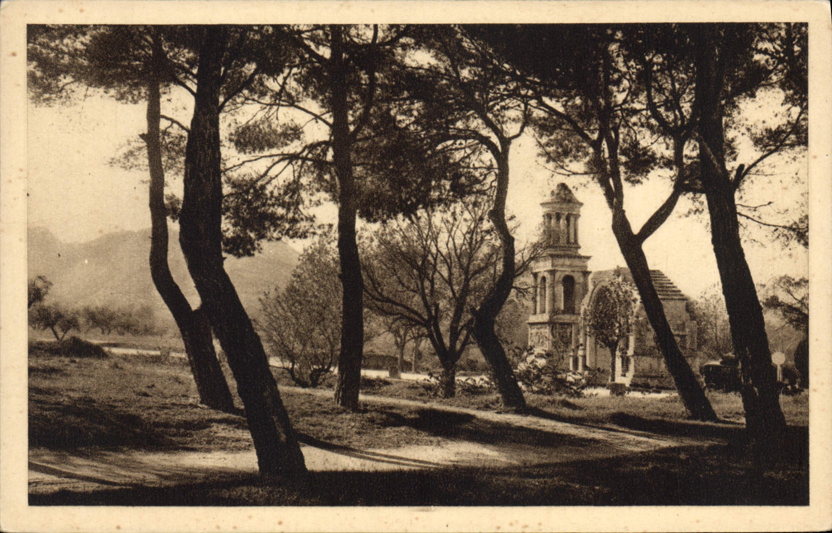 CPA St Remy de Provence les Antiques monument Romains