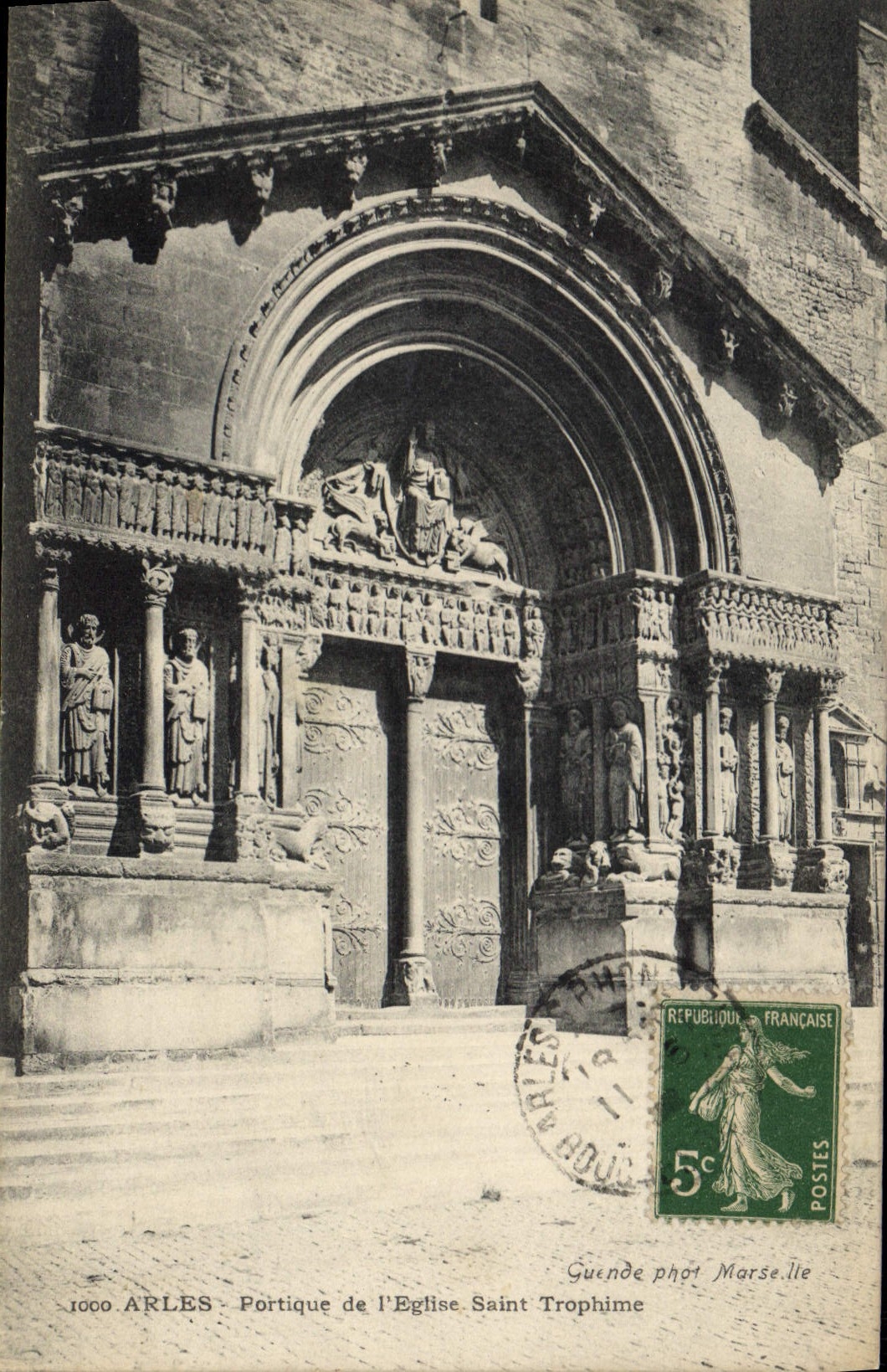 CPA Arles Portique de l'eglise Saint Trophime 