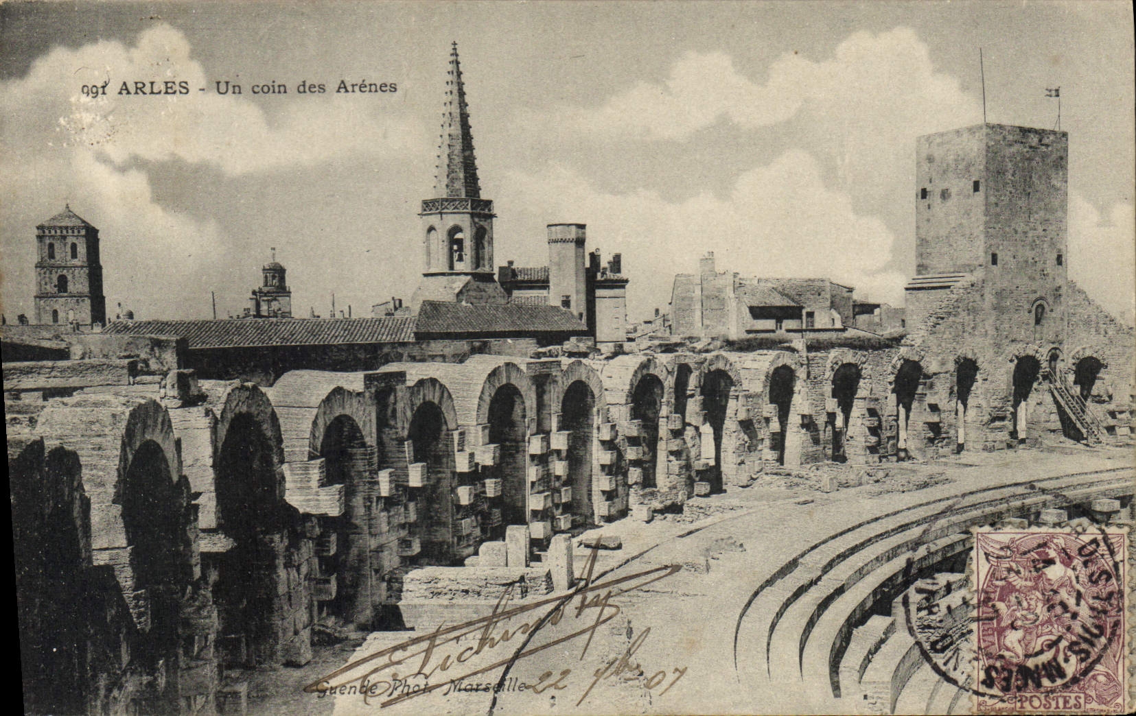 CPA Arles un coin des Arenes 