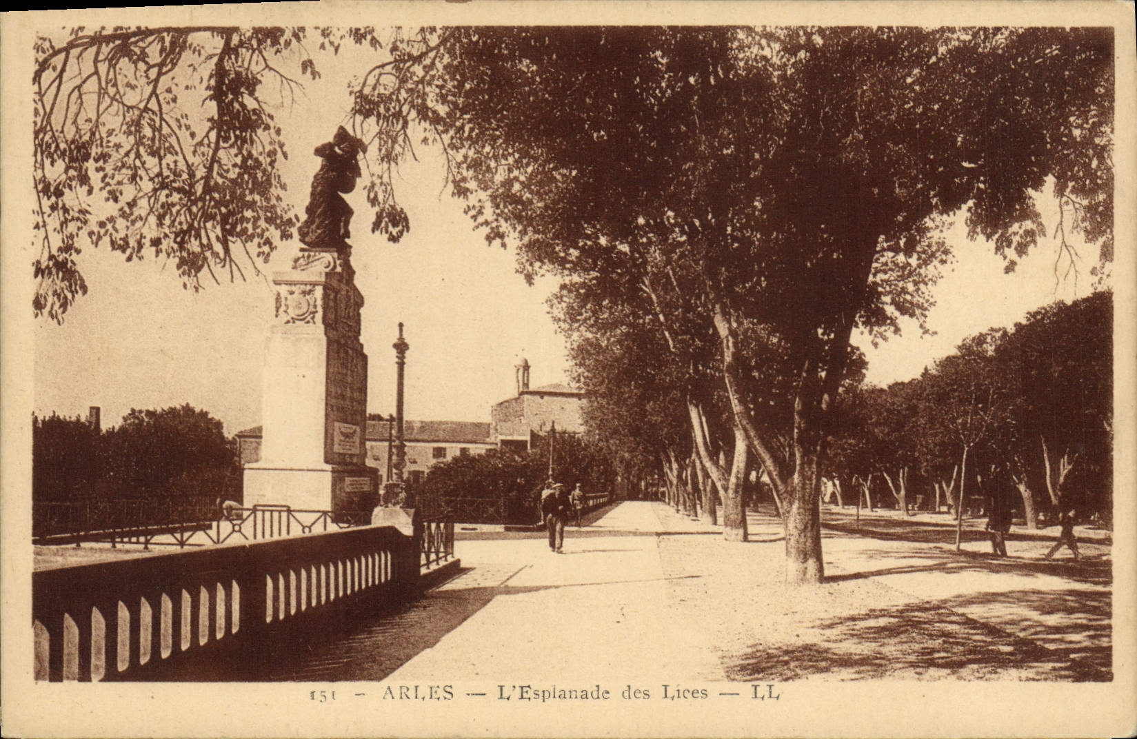 CPA Arles l'Esplanade des Lices 