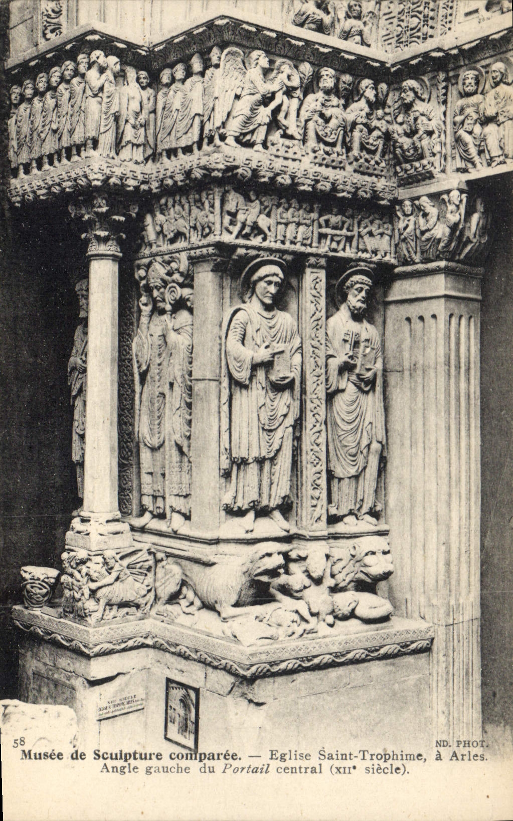CPA Musee de Sculpture comparee Eglise Saint Trophime a Arles Angle gauche du portail central XII si