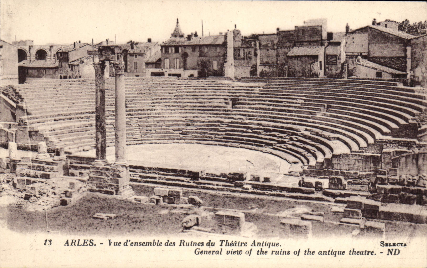 CPA Arles vue d'ensemble des Ruines du Theatre Antique