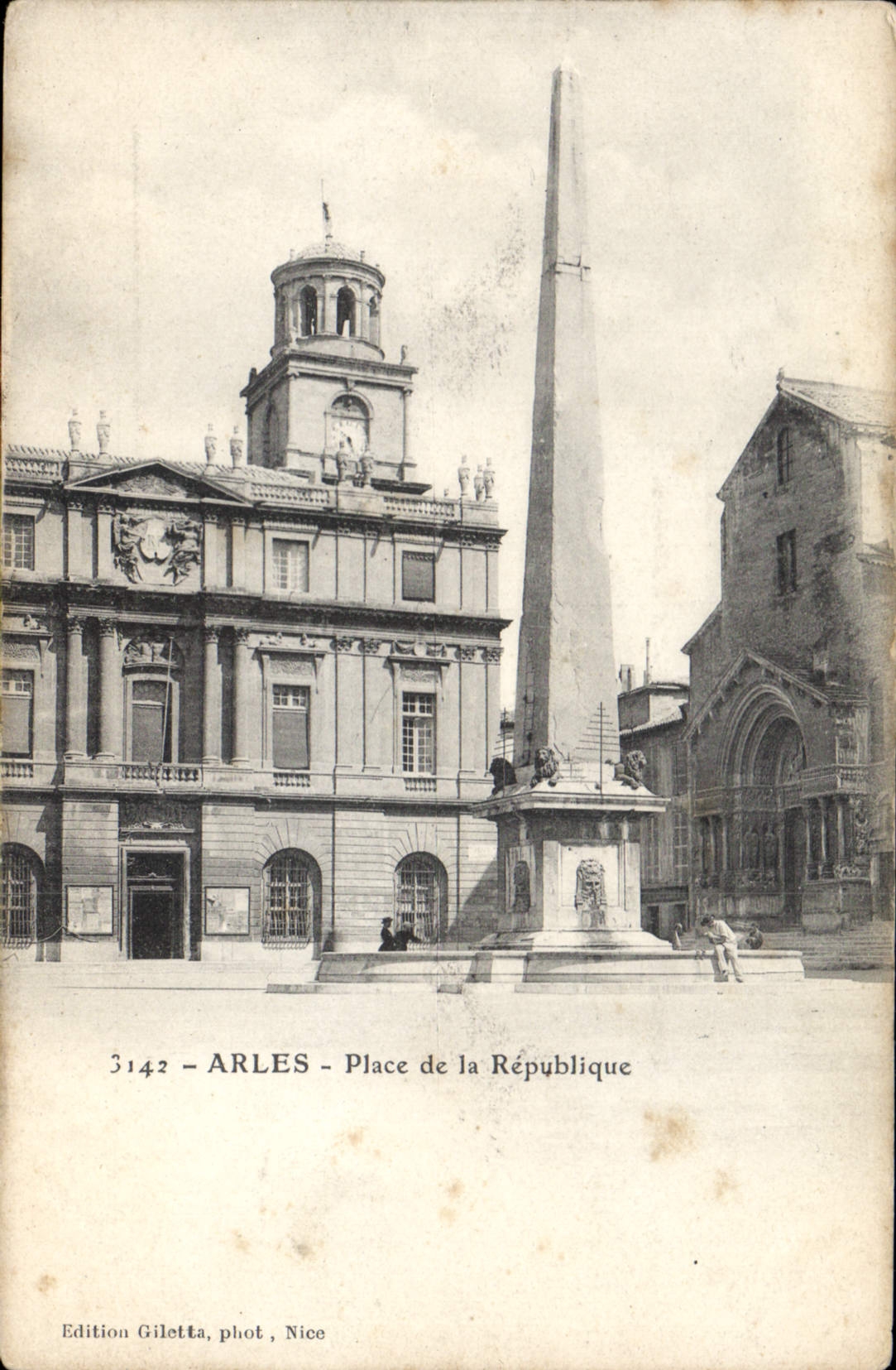 CPA Arles place de la Republique 