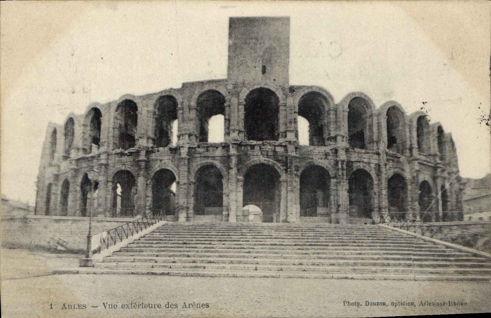 CPA Arles vue exterieure des Arenes 