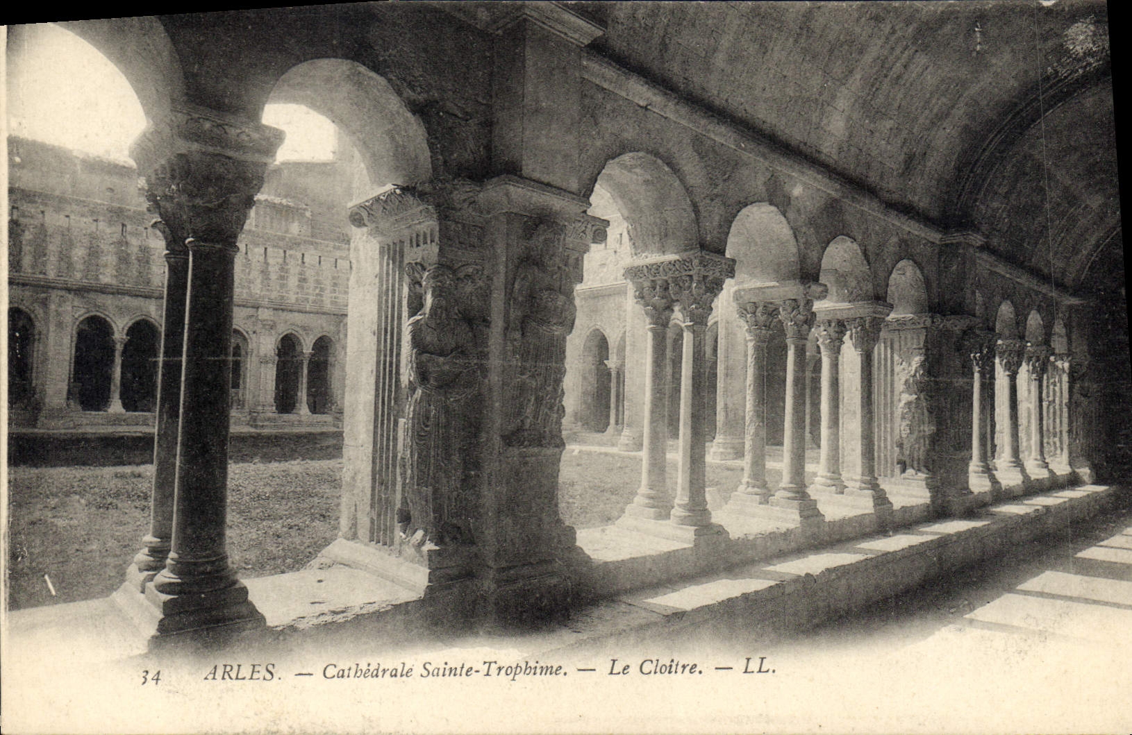 CPA Arles cathedrale Sainte Trophime le Cloitre