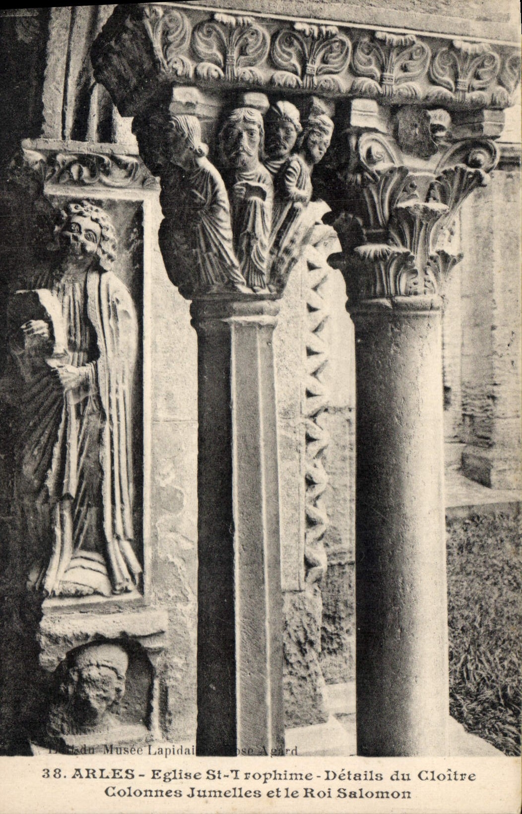 CPA Arles Eglise St Trophime details du Cloitre Colonnes Jumelles et le Roi Salomon