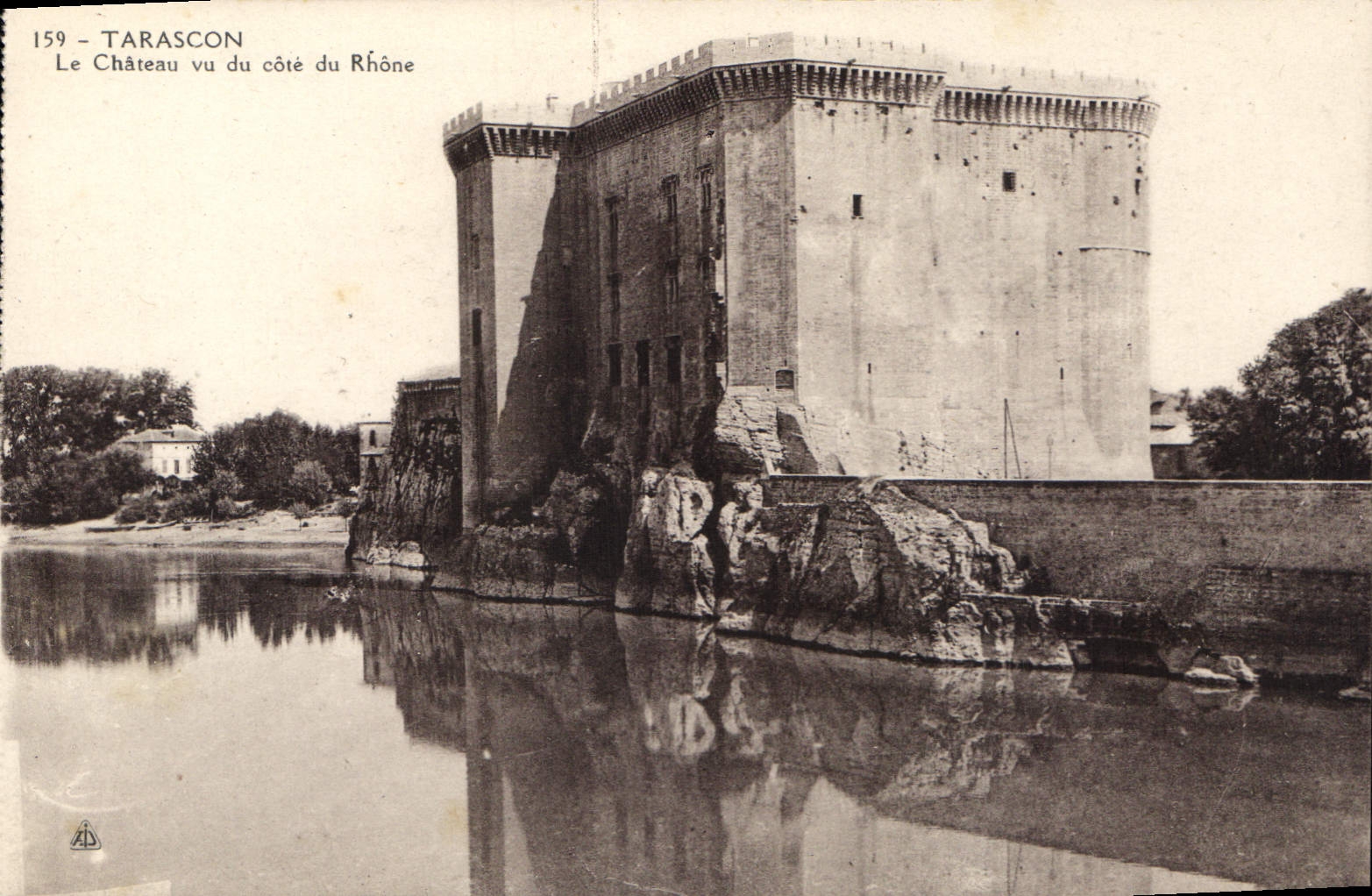 CPA Tarascon le chateau vu du cote du Rhone