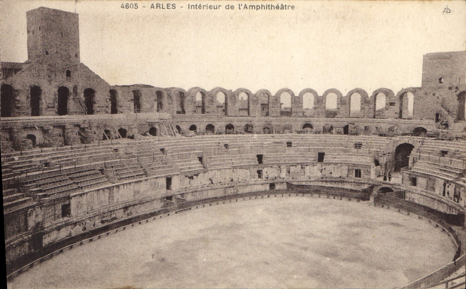 CPA Arles interieur de l'Amphitheatre 
