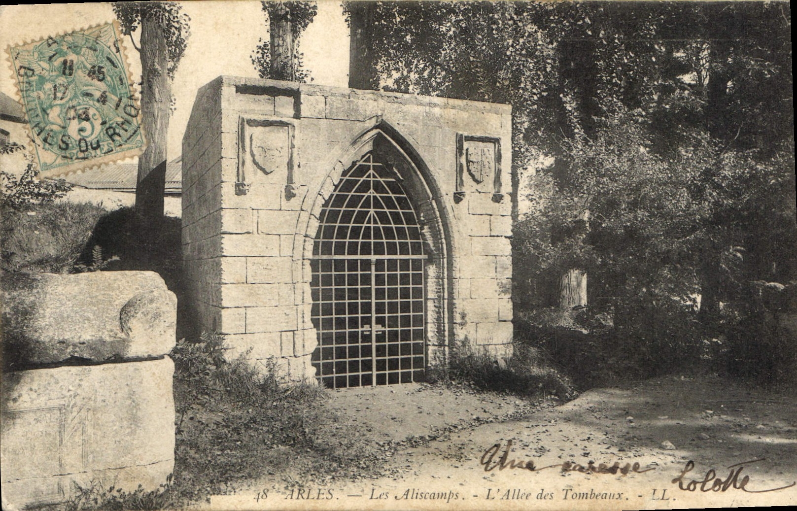 CPA Arles les Aliscamps l'Allee des Tombeaux 