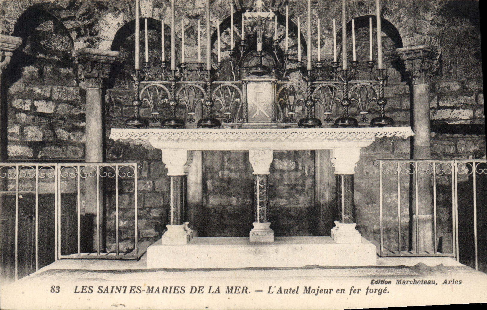 CPA Les Saintes Maries de la Mer L'Autel Majeur en fer forge 