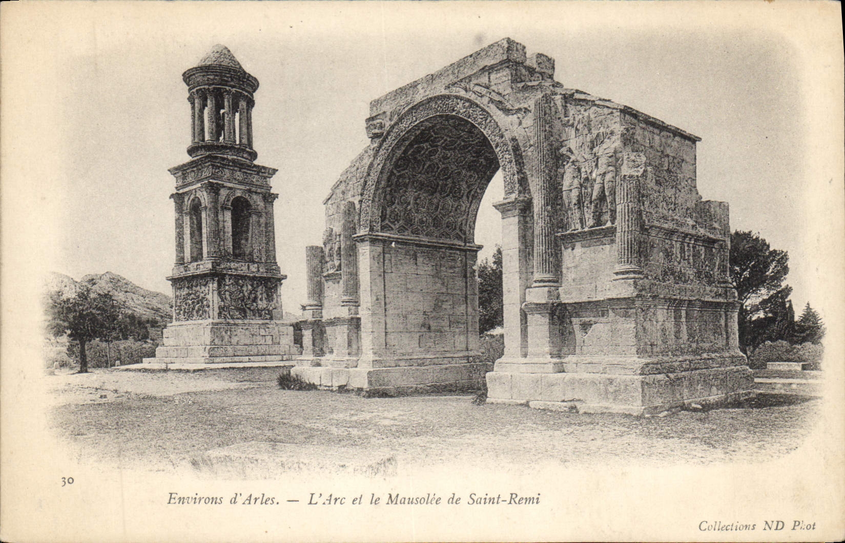 CPA Environs d'Arles l'Arc et le Mausolee de Saint Remi 