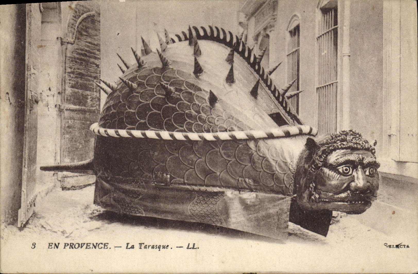 CPA En Provence La Tarasque 