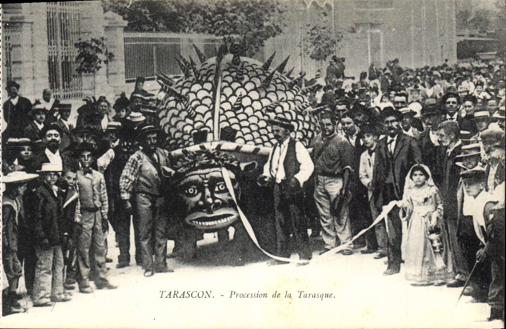 CPA Tarascon Procession de la Tarasque