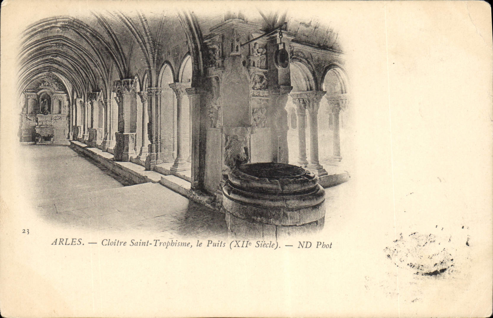 CPA Arles Cloitre Saint Trophime le Puits XII siecle 