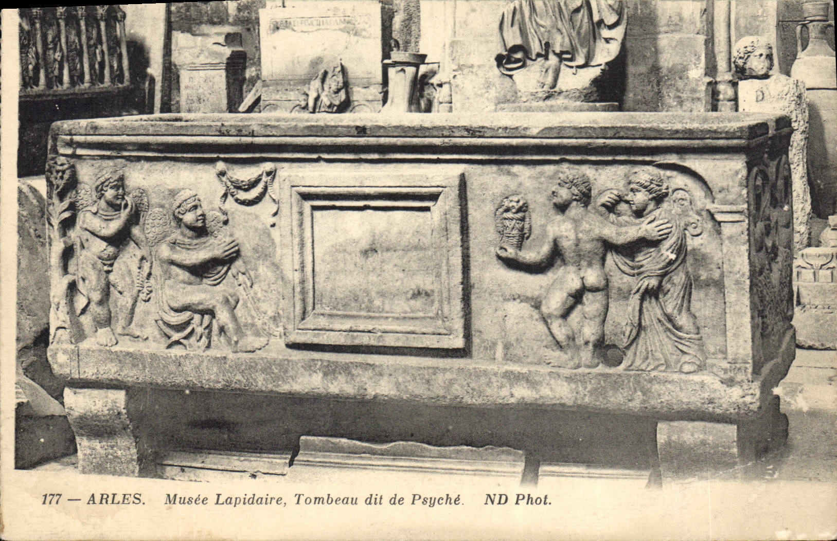 CPA Arles Musee Lapidaire Tombeau dit de Psyche