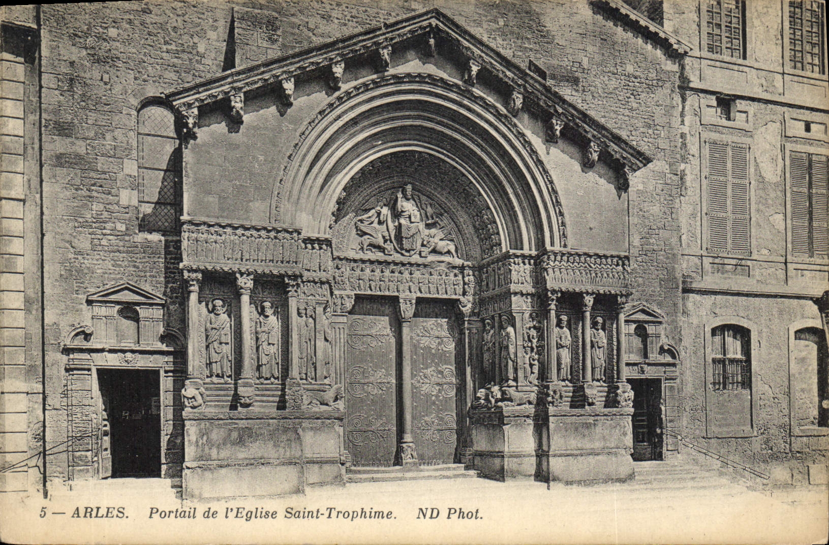 CPA Arles Portail de l'Eglise Saint Trophime