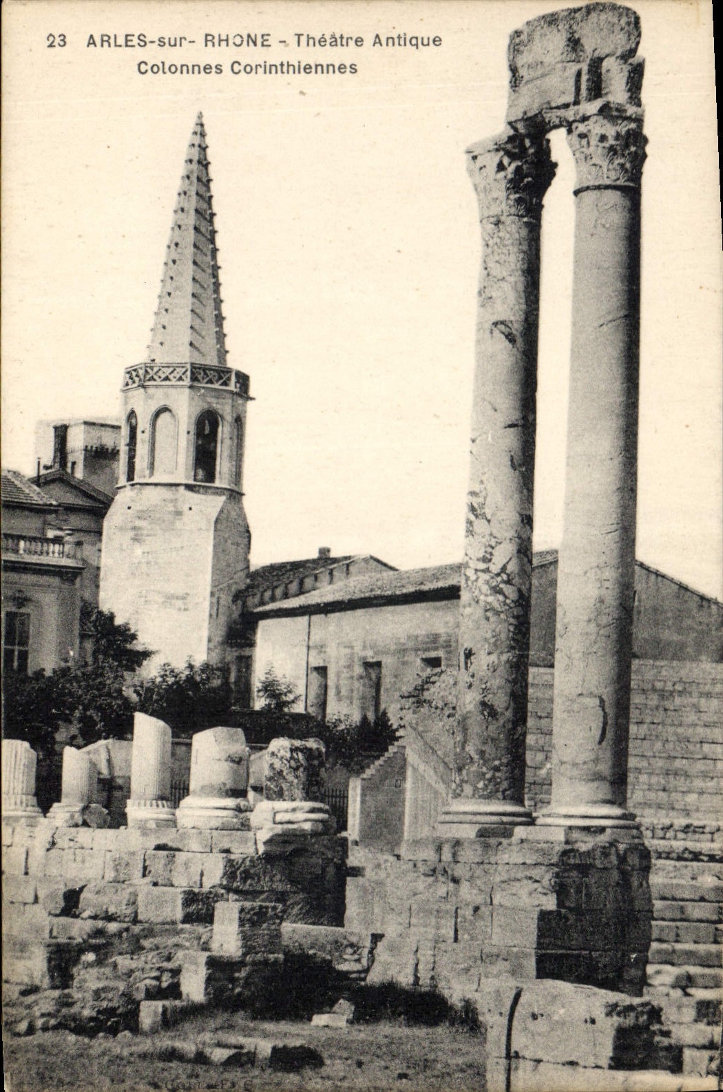 CPA Arles sur Phone Theatre antique Colonnes Corintheinnes