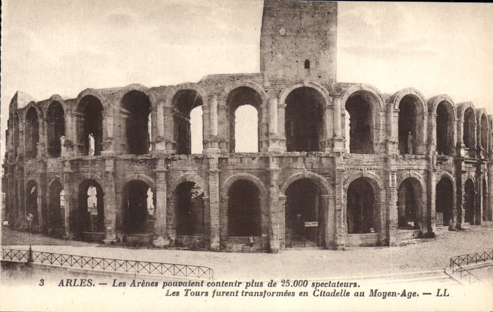 CPA Arles Les Arenes 