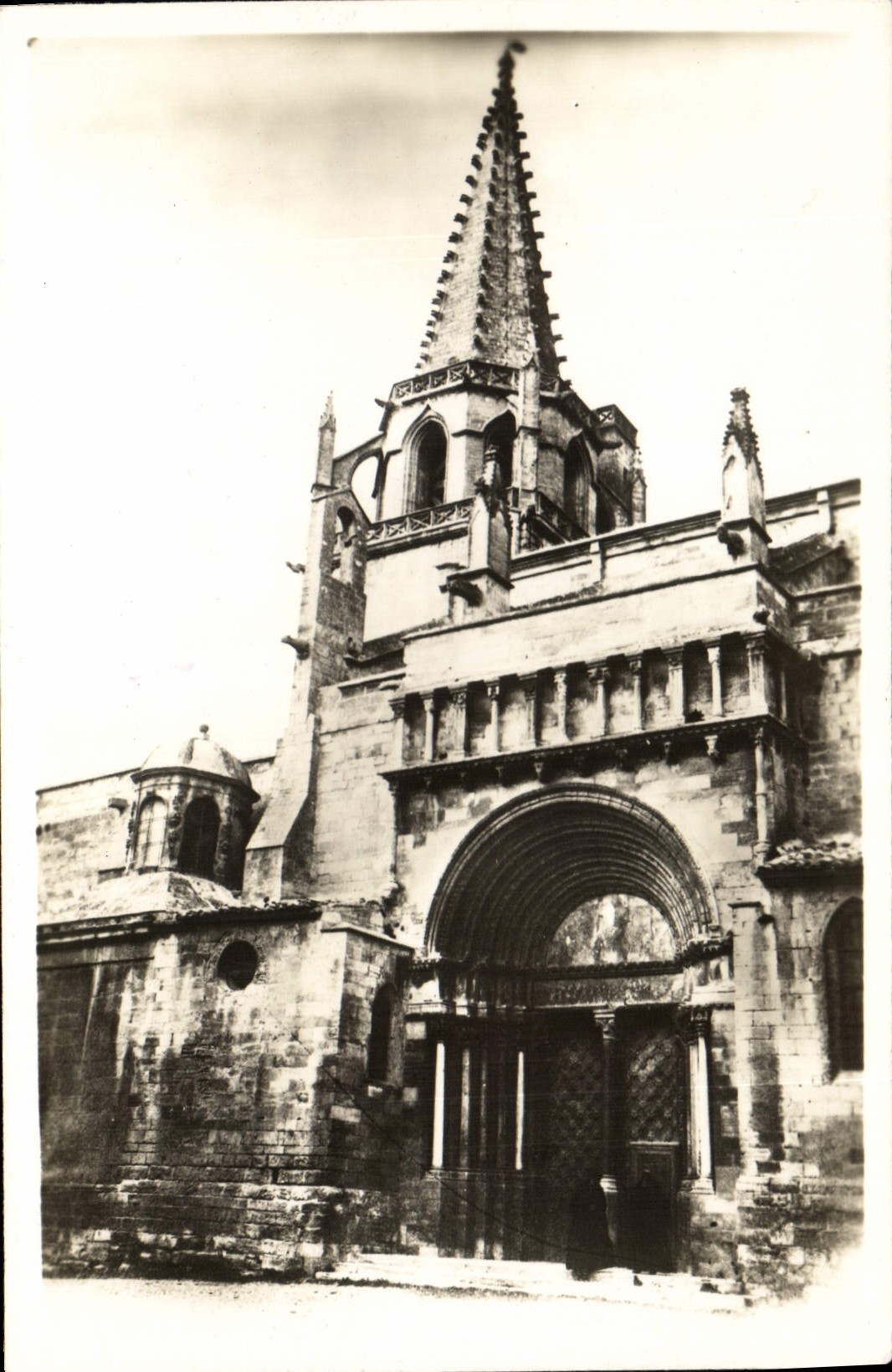 CPA Tarascon B du R Le Clocher de Sainte Marthe