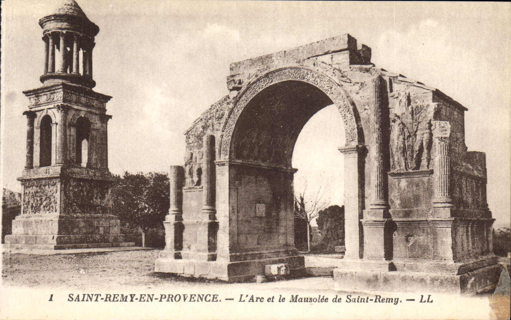 CPA Saint Remy en Provence L'Arc et le Mousolee de Saint Remy