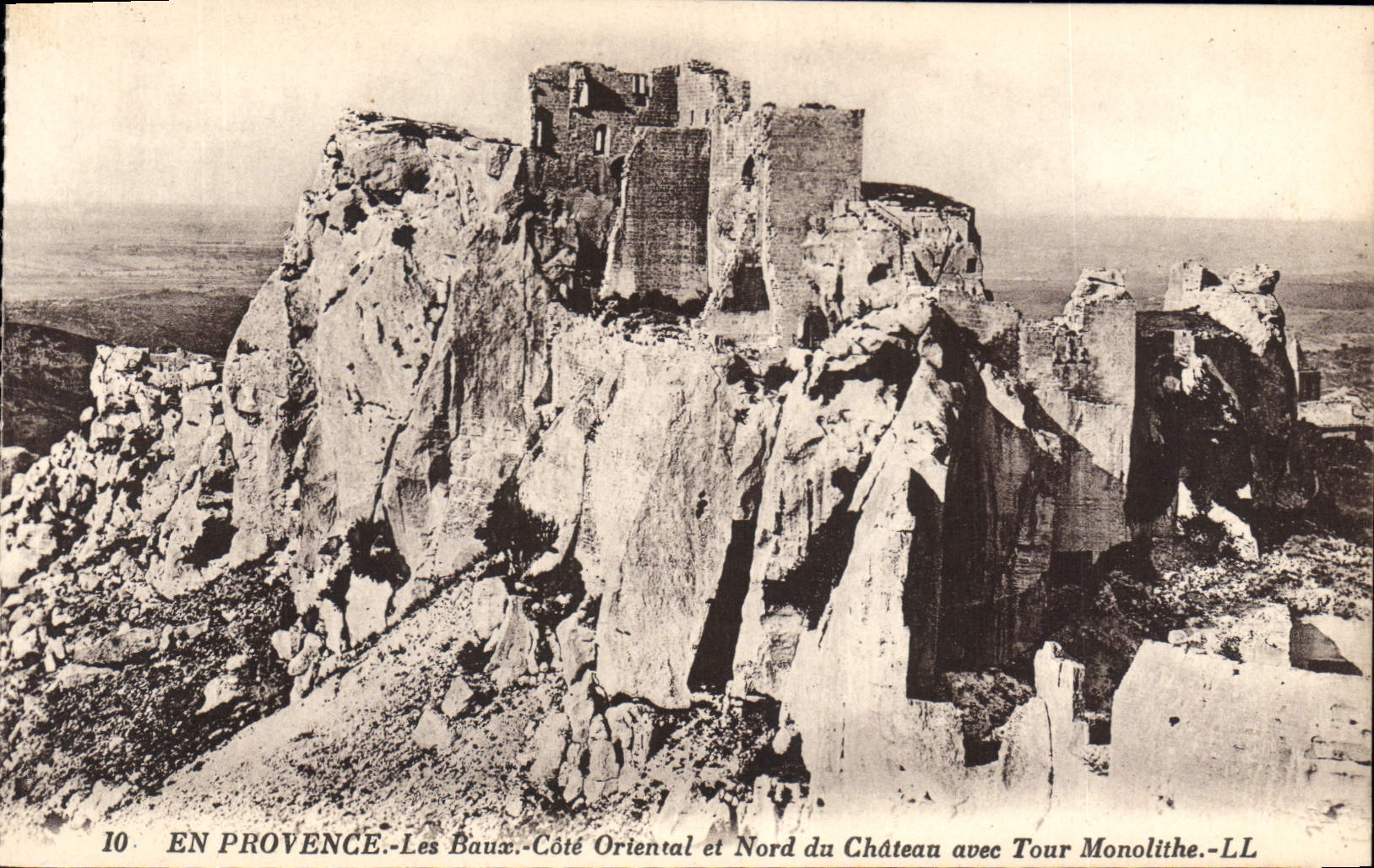 CPA En Provence Les Baux Cote Oriental et Nord du Chateau avec Tour Monolithe 