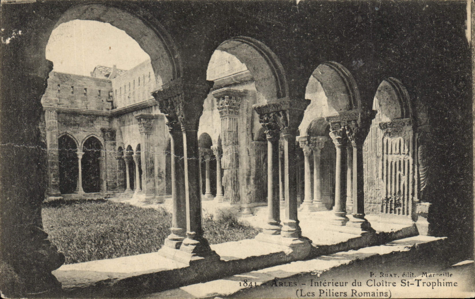 CPA Arles Interieur du Cloitre St Trophime Les Piliers Romains